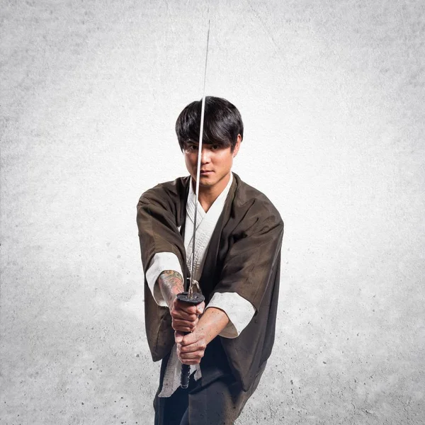 Dokulu arka plan katana adamla Asya samuray