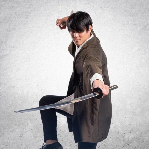 Dokulu arka plan katana adamla Asya samuray