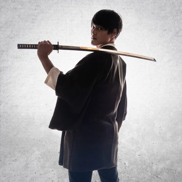 Asiatiska samurai man med katana på texturerat bakgrund — Stockfoto