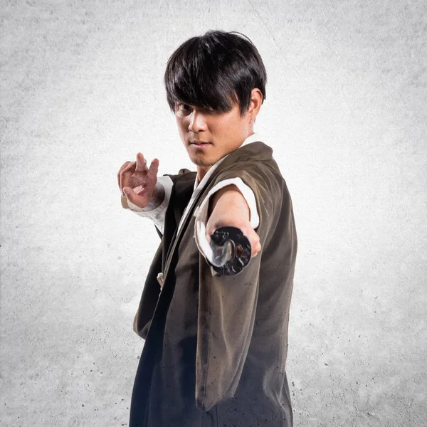 Dokulu arka plan katana adamla Asya samuray