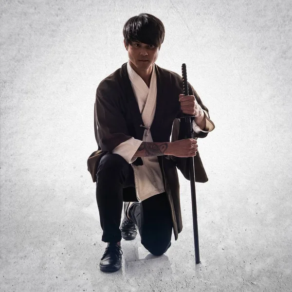 織り目加工の背景に刀を持つアジア侍男 — ストック写真