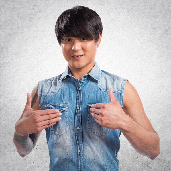 Asiático guapo hombre haciendo sorpresa gesto en texturizado backgroun — Foto de Stock
