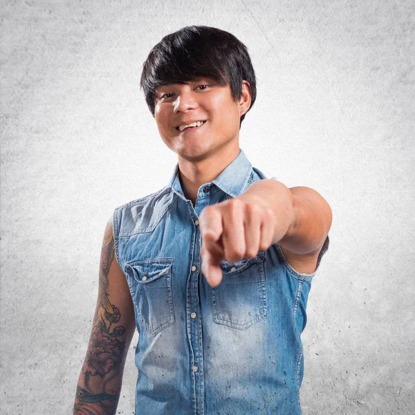 Dokulu arka plan üzerine açık gösteren Asyalı yakışıklı adam