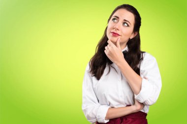 Renkli arka plan üzerinde düşünme genç güzel garson