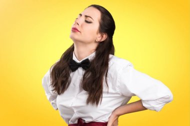 Renkli arka plan üzerinde sırt ağrısı ile genç güzel garson