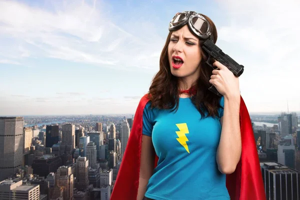 Jolie fille super-héros comète suicide avec la ville en arrière-plan — Photo
