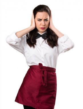 Genç güzel garson kulakları kapsayan