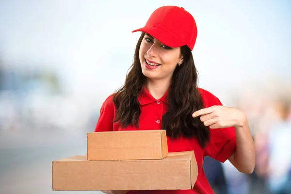 Mulher de entrega em fundo desfocado — Fotografia de Stock