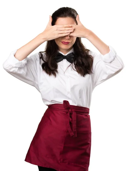 Unga vackra servitrisen som täcker hennes ögon — Stockfoto