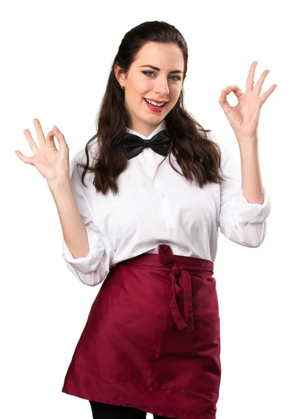 年轻漂亮的女服务员制作 Ok 的手势 — 图库照片