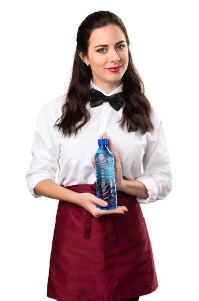 Garçonete bonita jovem com uma garrafa de água — Fotografia de Stock
