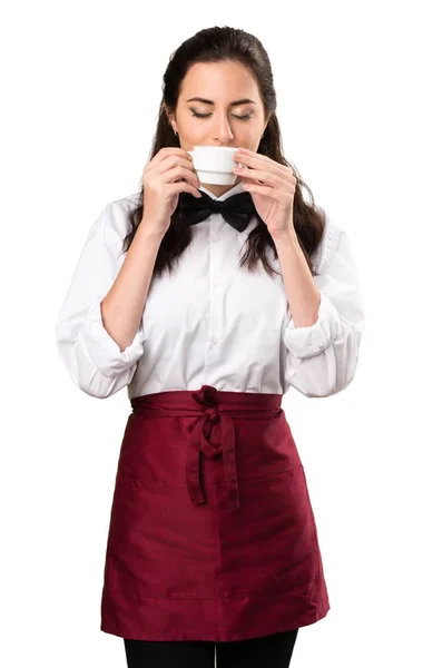 Молодая красивая официантка держит чашку кофе — стоковое фото