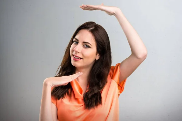 Menina bonita focando seu rosto no fundo cinza — Fotografia de Stock