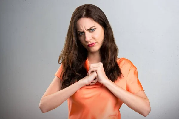 Mooi jong meisje vechten op grijze achtergrond — Stockfoto