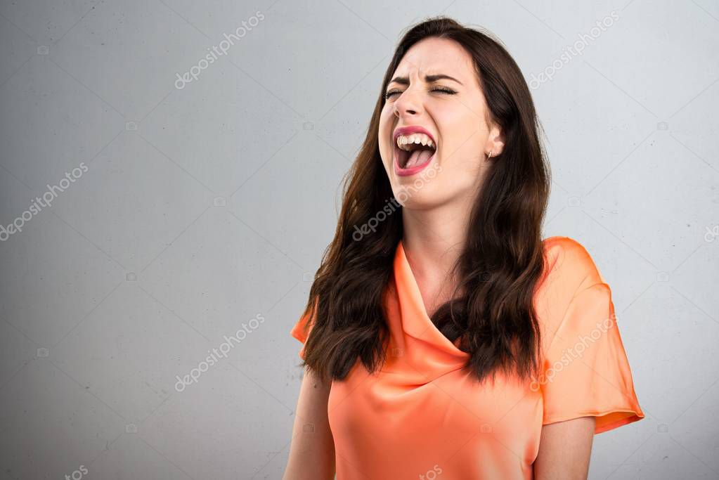 russkaya-devka-krichit-matom