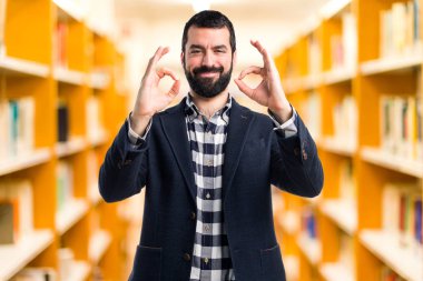 Yakışıklı adam ok işareti yapmak