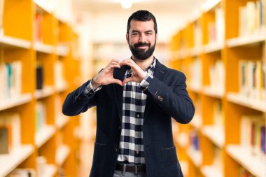 Elleriyle kalp yapan adam