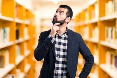 Sakallı yakışıklı delikanlı