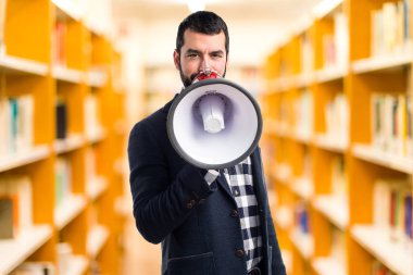 Megafon tarafından bağıran adam