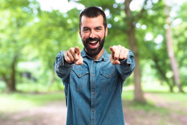 Öne doğru işaret eden adam