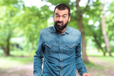 Yıkık adam Cebindeki para arıyor