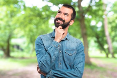 Sakallı yakışıklı delikanlı