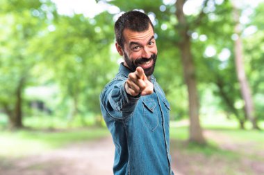 Öne doğru işaret eden adam