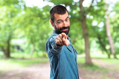 Öne doğru işaret eden adam