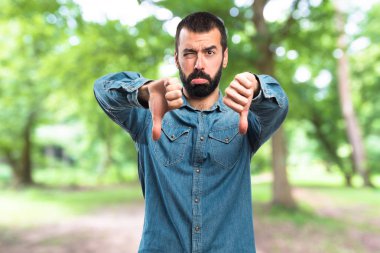 Kötü sinyal yapan erkek