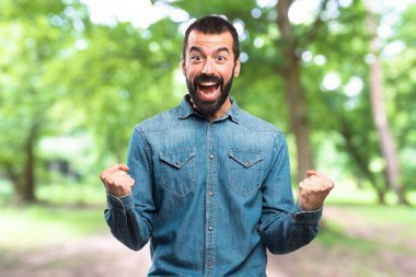 Sakallı yakışıklı delikanlı