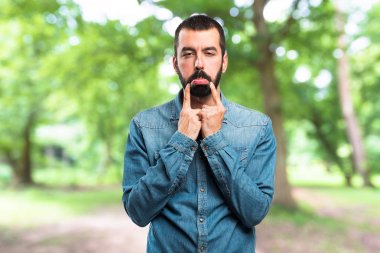 Sakallı yakışıklı delikanlı