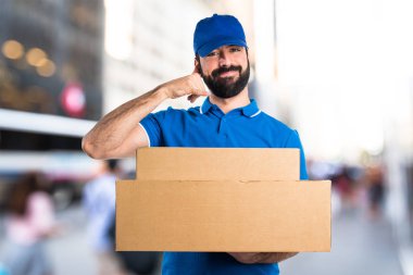 Teslimatçı telefon jest yapma