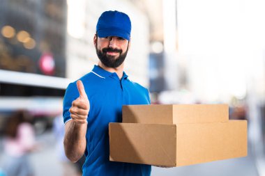 Teslimatçı başparmak ile