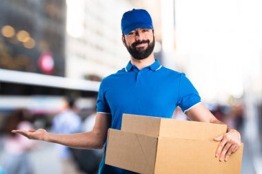 Bir şey sunmak teslimatçı