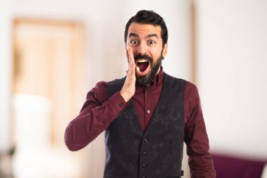 Sürpriz jest yapıyor yelek giyen adam 