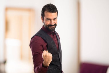 Şanslı adam giyen yelek