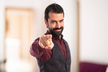 Öne doğru işaret yelek giyen adam 