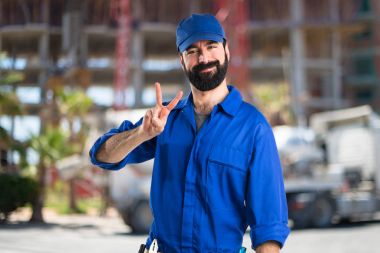 Zafer jest yapıyor tesisatçı