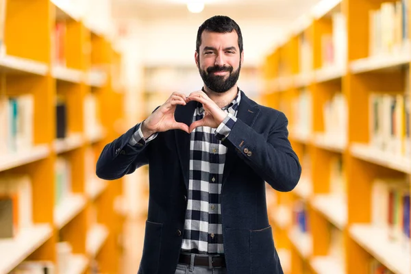 Elleriyle kalp yapan adam