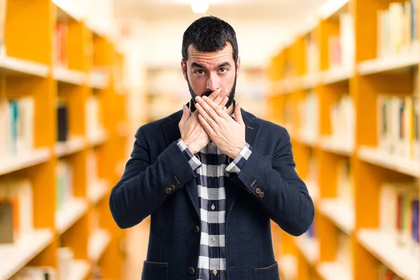 yakışıklı adam ağzını kapsayan