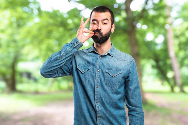 Mens maakt zwijggebaar — Stockfoto