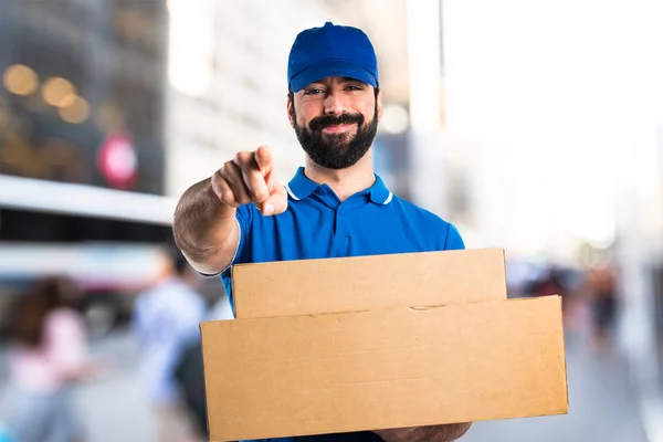 Delivery man pointing to the front — Stock Photo, Image