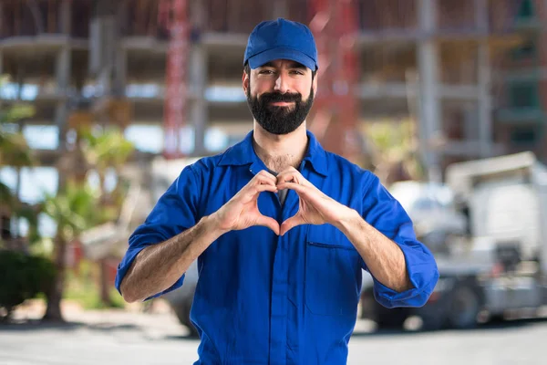 Tesisatçı elleri ile bir kalp yapma