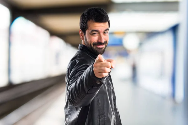 Mann mit Lederjacke zeigt nach vorne — Stockfoto