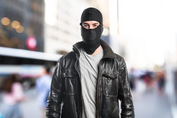Ladrón usando una chaqueta de cuero —  Fotos de Stock