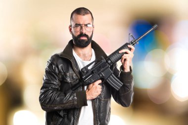 Bir tüfek tutarak pezevenk adam