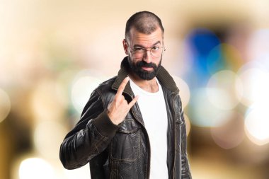 Erkek deri ceket boynuz jest yapma ile