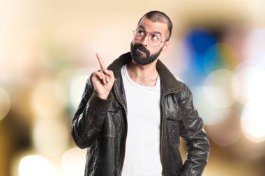 Bir deri ceket düşünme giyen adam