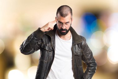 Bir deri ceket düşünme giyen adam