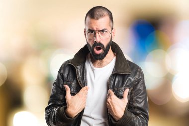 Sürpriz jest yapıyor bir deri ceket giyen adam